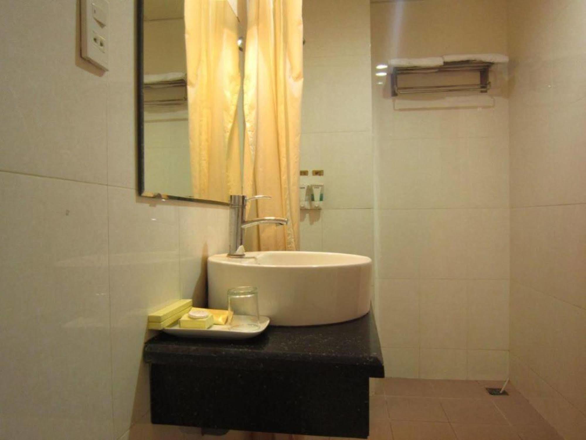 Reddoorz Ruby Star Hotel Truong Dinh Ho-Chi-Minh-Stadt Exterior foto